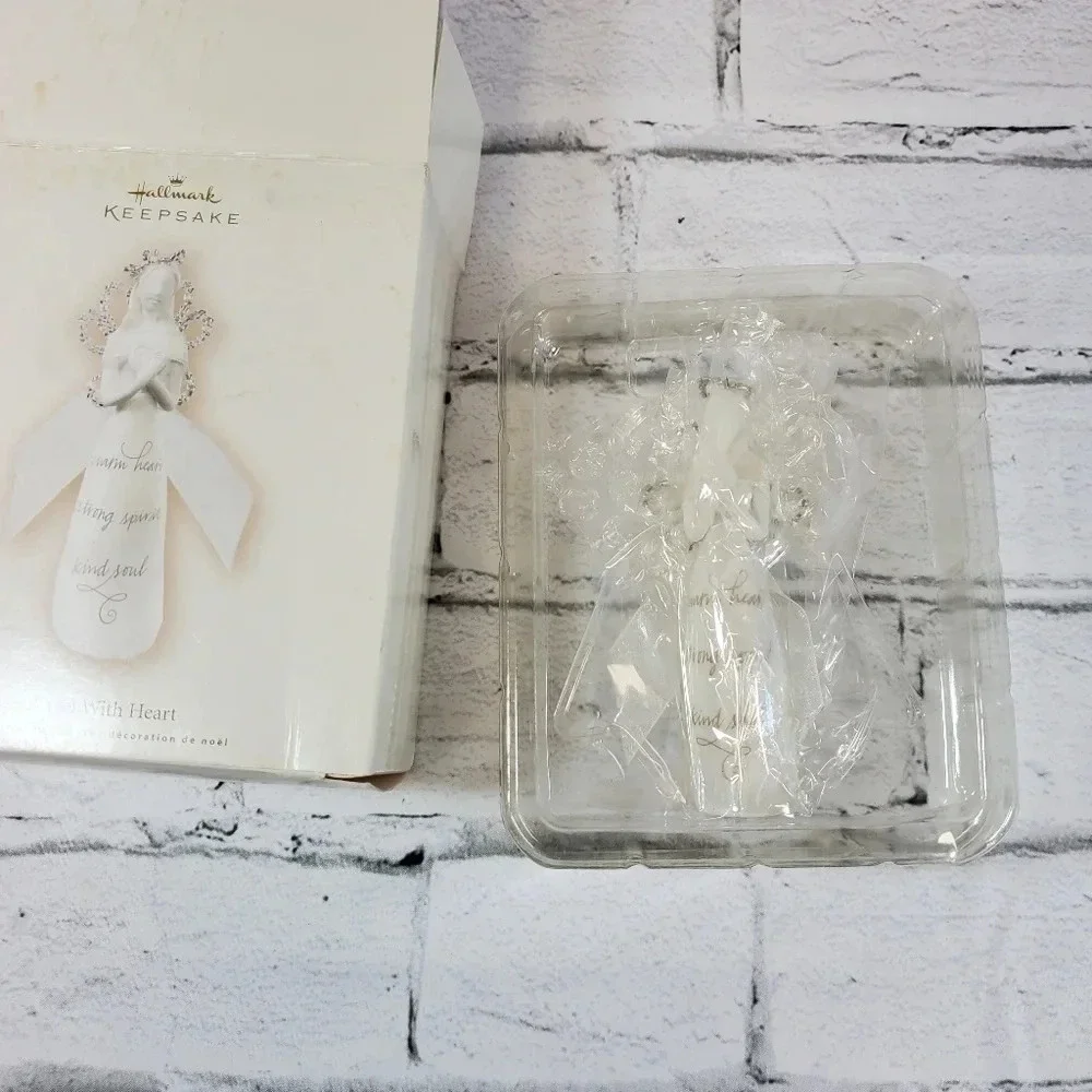 2007 Angel With Heart Hallmark Keepsake Collectors Ornament HM3